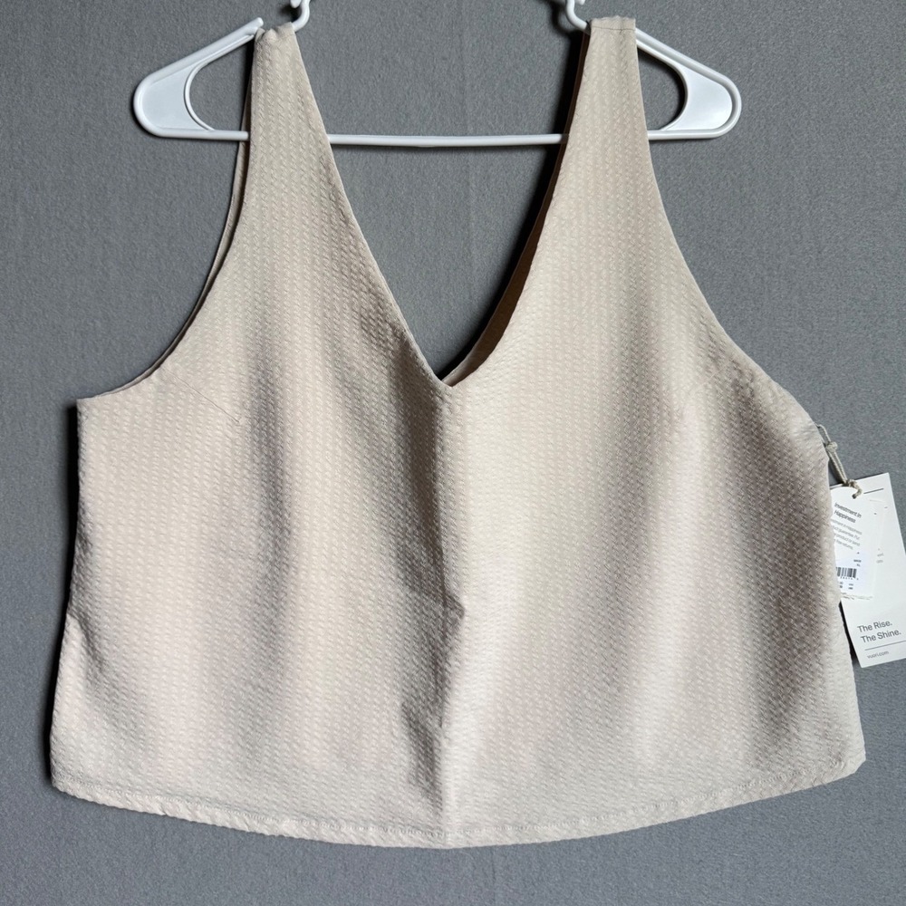 NWT Vuori Villa Textured Crop Tank Womens XL Milkweed Cream V-Neck Lined NEW
